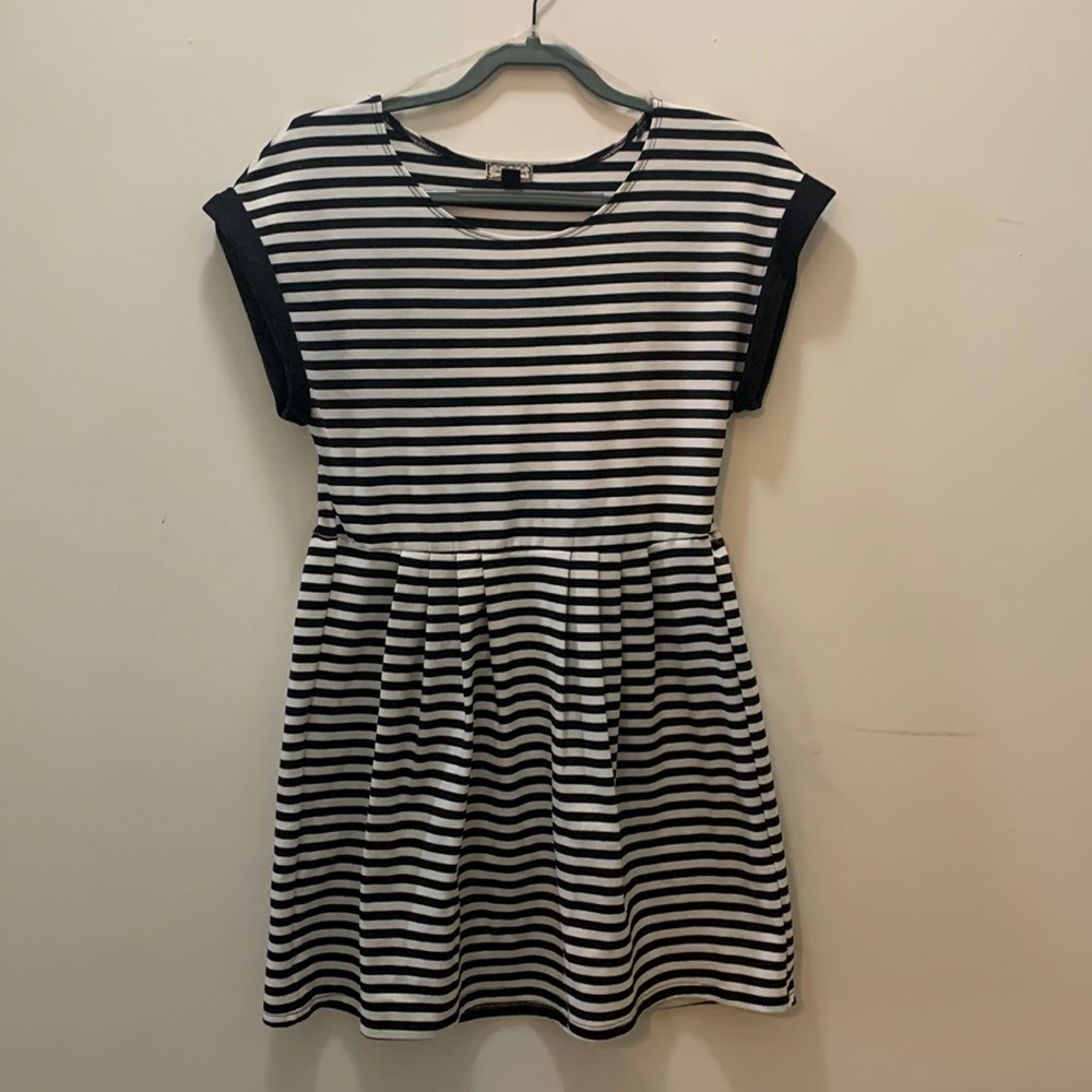 Adorable black and white striped dress w/ pleats and cuffed sleeves ‼️